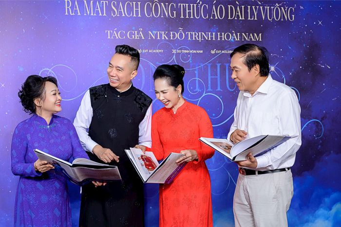 Cuốn sách "Công thức áo dài ly vuông" của nhà thiết kế Đỗ Trịnh Hoài Nam nhận được sự quan tâm của đông đảo nghệ sĩ. Ảnh: Hoài Ngọc