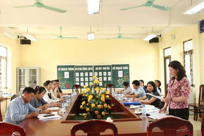Đoàn giám sát đề nghị Trường Tiểu học Tiến Xuân B tăng cường kiểm tra, giám sát đối với đơn vị cung cấp suất ăn, bảo đảm dinh dưỡng, phù hợp với học sinh. Ảnh: PV