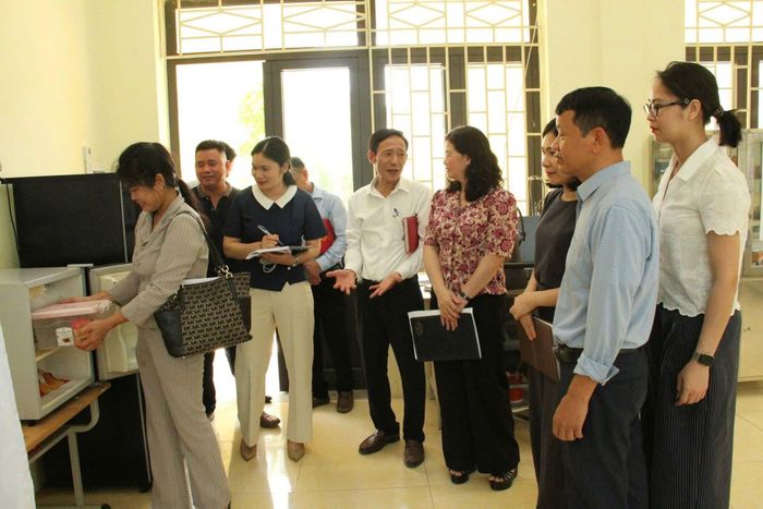 Đoàn giám sát kiểm tra việc lưu mẫu thức ăn hằng ngày tại Trường Tiểu học Tiến Xuân B. Ảnh: PV