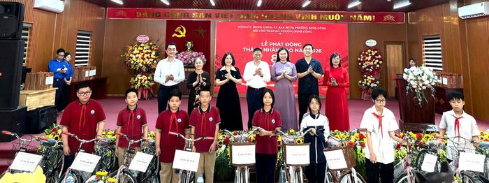 10 xe đạp được trao tặng cho học sinh nghèo vượt khó của các trường THCS Định Công và THCS Đại Kim. Ảnh: PV