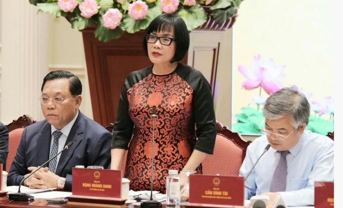Thứ trưởng Bộ Tư pháp Đặng Hoàng Oanh thông tin tại họp báo. Ảnh: Đạt Lê