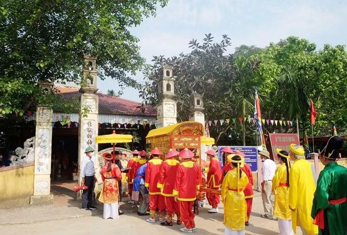 Sau đó đoàn rước kiệu kết thúc tại miếu để tiến hành làm lễ tri ân.