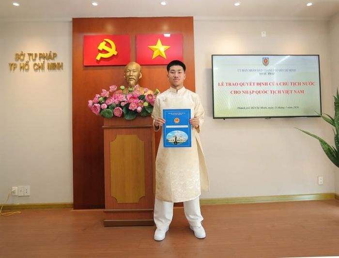 Khoa Ngô nhận quyết định quốc tịch Việt Nam sáng 13-5 tại Sở Tư Pháp TPHCM