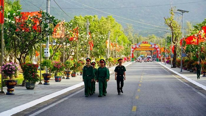 Mỗi bước chân trên tuyến đường như một lần nhắc nhớ về lịch sử, về sự hi sinh của các thế hệ đi trước và trách nhiệm tiếp nối hôm nay.