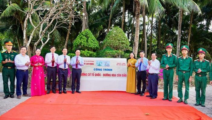 Phó Bí thư Thành ủy TPHCM Đặng Minh Thông cùng các lãnh đạo TPHCM, Báo Người Lao Động và các đơn vị, khánh thành Công trình "Đường cờ Tổ quốc - Đường hoa Côn Đảo" vào ngày 23-1-2026.