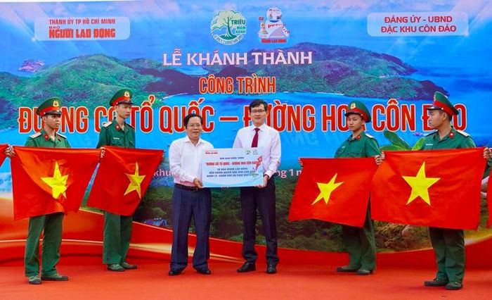 Tổng Biên tập Báo Người Lao Động Tô Đình Tuân (thứ 3 từ trái qua) bàn giao công trình cho lãnh đạo Đặc khu Côn Đảo để quản lý, chăm sóc và phát huy giá trị.