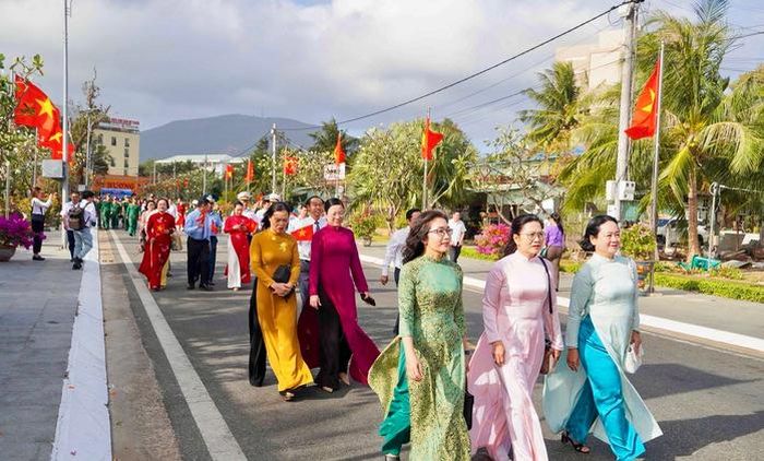 Các đại biểu tham quan “Đường cờ Tổ quốc - Đường hoa Côn Đảo”