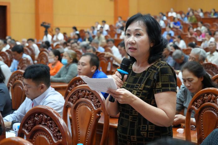  Cử tri phường Long Hương phát biểu kiến nghị 