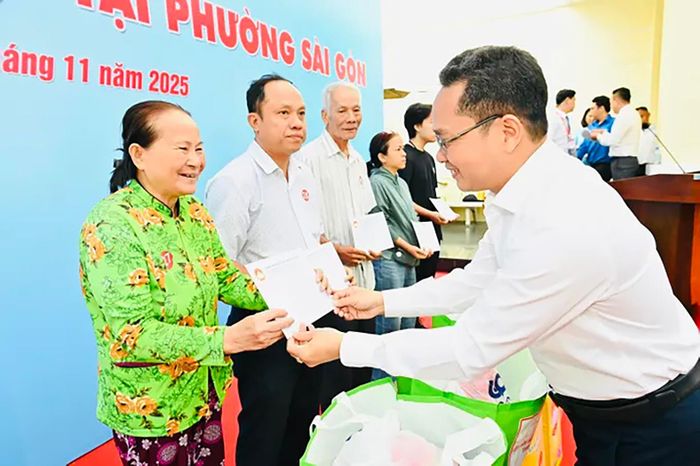  Trao quà đến các hộ dân khó khăn ở phường Sài Gòn. ẢNH: VIỆT DŨNG 