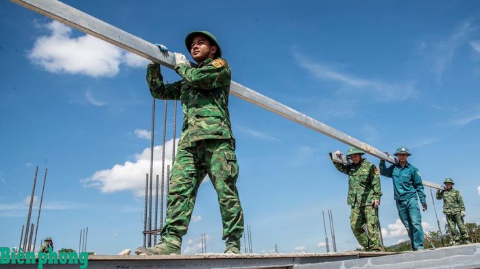 Những người lính phải quen với thời tiết trên dãy Trường Sơn rất khắc nghiệt, có khi nắng cháy kéo dài cả tuần, sau đó là những trận mưa rừng tầm tã kéo dài suốt nhiều giờ. Ảnh: Lê Văn Chương
