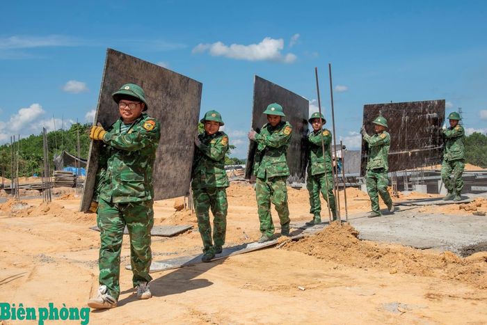 Cán bộ, chiến sĩ tháo ván ép ra khỏi khu vực vừa đổ bê tông. Ảnh: Lê Văn Chương