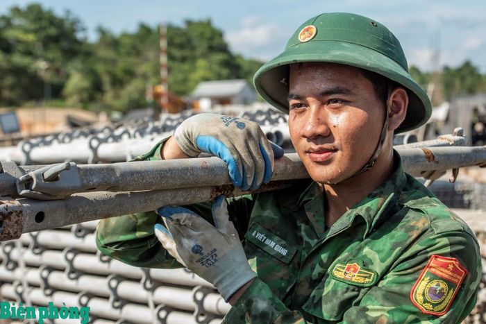 Chiến sĩ A Viết Nam Giang với nước da rám nắng sau nhiều ngày bám công trường. Ảnh: Lê Văn Chương