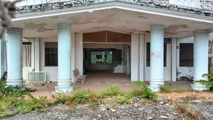 Khuôn viên trụ sở của Sở Tài nguyên và Môi trường tỉnh Cà Mau (cũ) mọc nhiều cỏ dại.