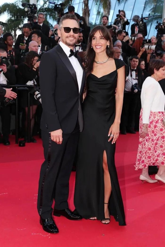 Tài tử James Franco tái xuất thảm đỏ quốc tế sau nhiều năm vắng bóng, sánh đôi cùng bạn gái - diễn viên Izabel Pakzad. Cả hai lựa chọn trang phục đen lịch lãm, tươi cười trước hàng chục ống kính máy ảnh.