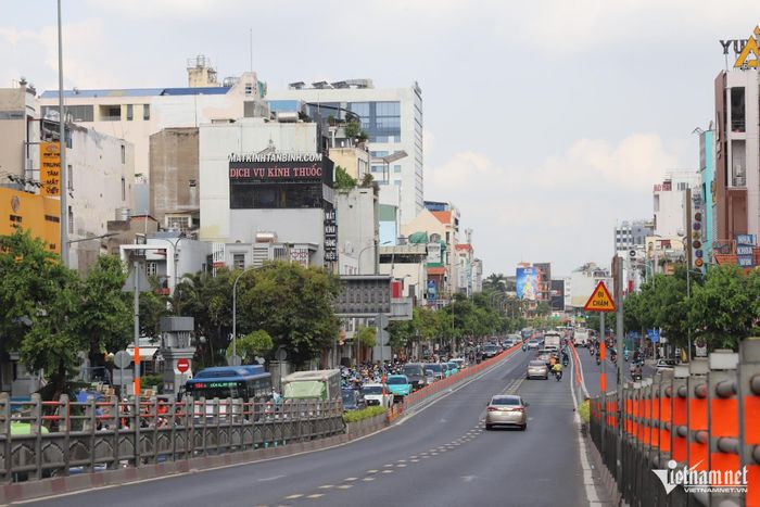 Sắp tới, hai làn đường ở giữa tim đường này sẽ được tổ chức giao thông đảo chiều nhằm đồng bộ với cầu vượt thép Hoàng Hoa Thám. Ảnh: Tuấn Kiệt