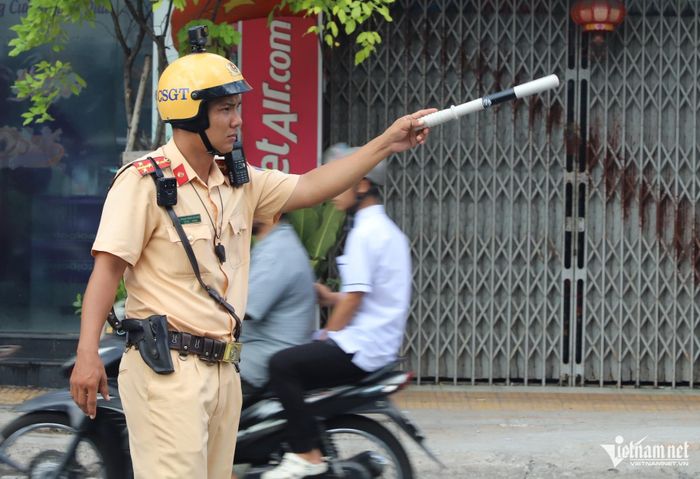 Lực lượng CSGT Đội Tân Sơn Nhất luôn túc trực giữa trời nắng để điều tiết, phân luồng giao thông giúp người dân di chuyển thuận lợi hơn. Ảnh: Tuấn Kiệt