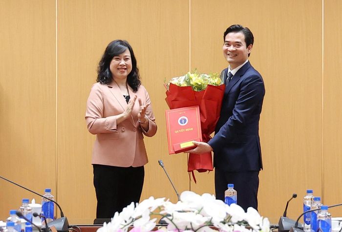 Bộ trưởng Y tế Đào Hồng Lan trao quyết định bổ nhiệm cho ông Chu Quốc Thịnh. Ảnh: Trần Minh