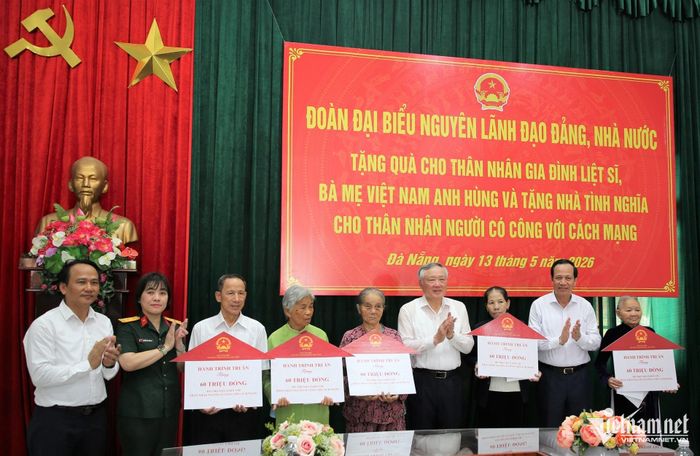 Đoàn nguyên lãnh đạo Đảng, Nhà nước tặng 5 căn nhà tình nghĩa cho thân nhân người có công