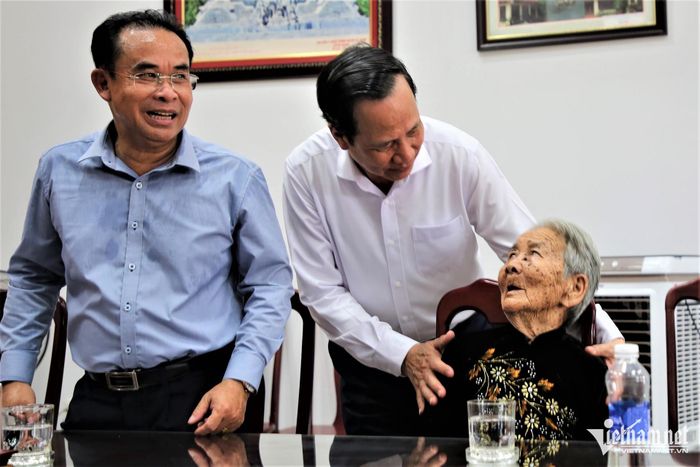 Nguyên Bộ trưởng Đào Ngọc Dung ân cần hỏi thăm sức khỏe Mẹ Việt Nam Anh hùng