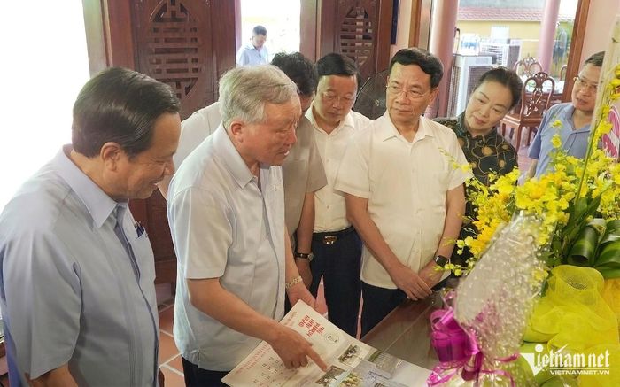  Đoàn nguyên lãnh đạo Đảng, Nhà nước thăm và dâng hương tại nhà thờ Anh hùng Anh hùng lực lượng vũ trang nhân dân Nguyễn Lựu và Anh hùng Anh hùng lực lượng vũ trang nhân dân Nguyễn Kim Vang