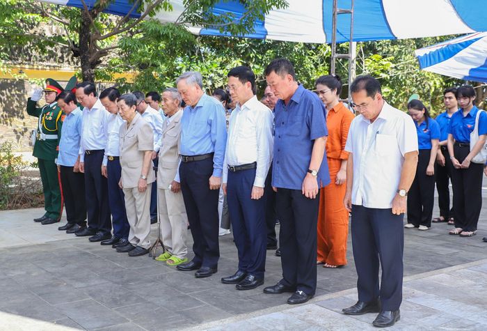 Đoàn đại biểu dành phút mặc niệm tưởng nhớ anh hùng liệt sĩ tại Đồn Lệ Sơn. Ảnh: Cổng TTĐT Đà Nẵng