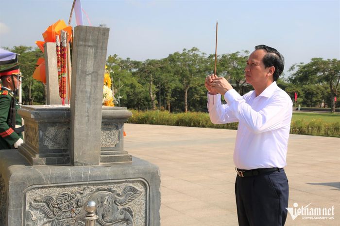 Nguyên Bộ trưởng Dân tộc và Tôn giáo Đào Ngọc Dung dâng hương tưởng niệm các anh hùng liệt sĩ và Mẹ Việt Nam anh hùng