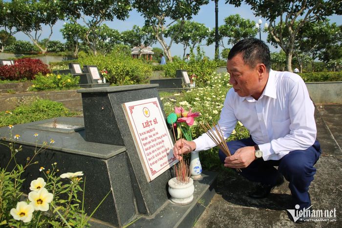 Nguyên Tổng Thanh tra Chính phủ Đoàn Hồng Phong thắp hương các phần mộ liệt sĩ