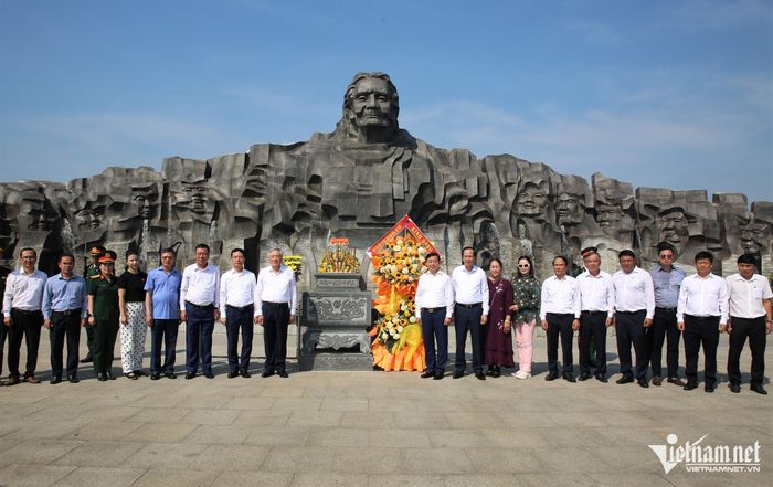 Nguyên lãnh đạo Đảng, Nhà nước, lãnh đạo TP Đà Nẵng chụp ảnh lưu niệm tại tượng đài Mẹ Việt Nam anh hùng