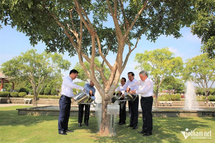 Các đại biểu tưới nước chăm sóc cây lộc vừng do ông Đào Ngọc Dung trồng lưu niệm tại Quần thể tượng đài Mẹ Việt Nam anh hùng vào năm 2016, khi còn giữ cương vị Bộ trưởng Bộ Lao động, Thương binh và Xã hội