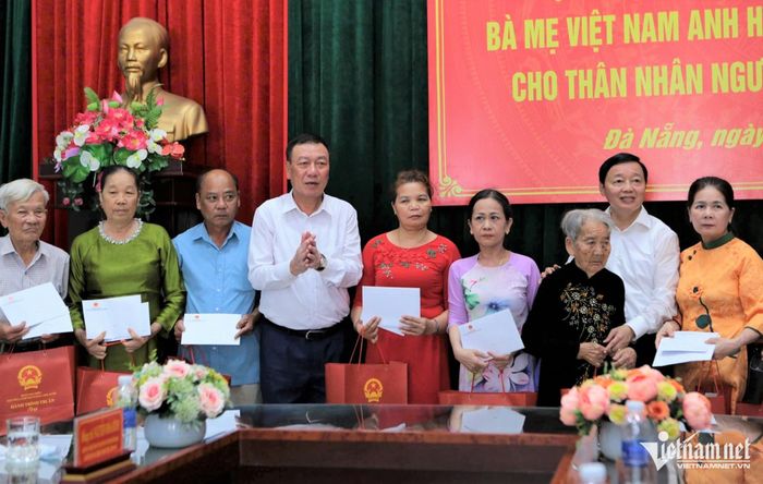 Đoàn nguyên lãnh đạo Đảng, Nhà nước tặng quà thân nhân gia đình liệt sĩ và Mẹ Việt Nam Anh hùng