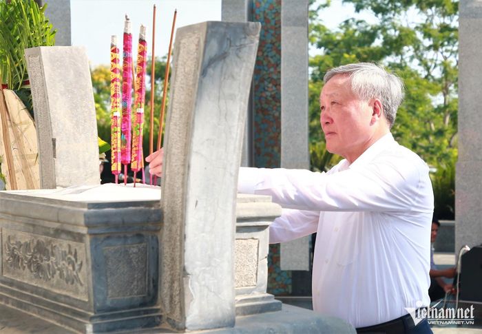 Nguyên Phó Thủ tướng thường trực Nguyễn Hòa Bình dâng hương các anh hùng liệt sĩ và Mẹ Việt Nam Anh hùng