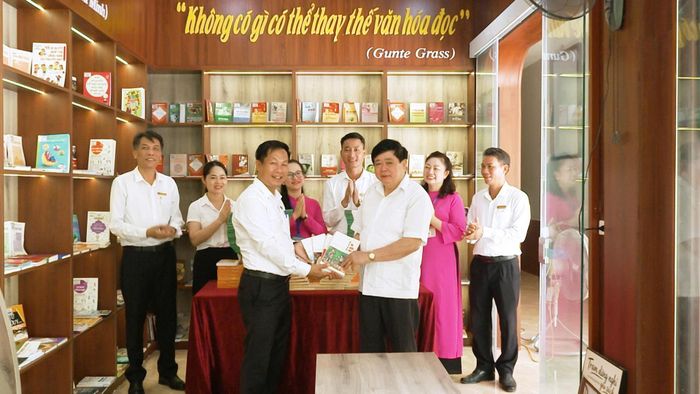 PGS.TS, nhà văn Nguyễn Thế Kỷ tặng bộ tiểu thuyết "Nước non vạn dặm" cho Khu Di tích lịch sử Quốc gia đặc biệt Kim Liên.