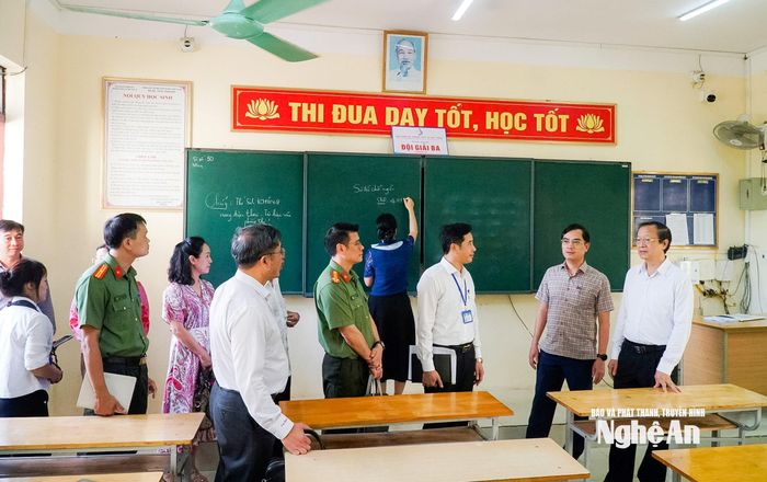 Đoàn công tác kiểm tra thực tế các phòng thi tại Trường THPT Lê Viết Thuật. Ảnh: TL