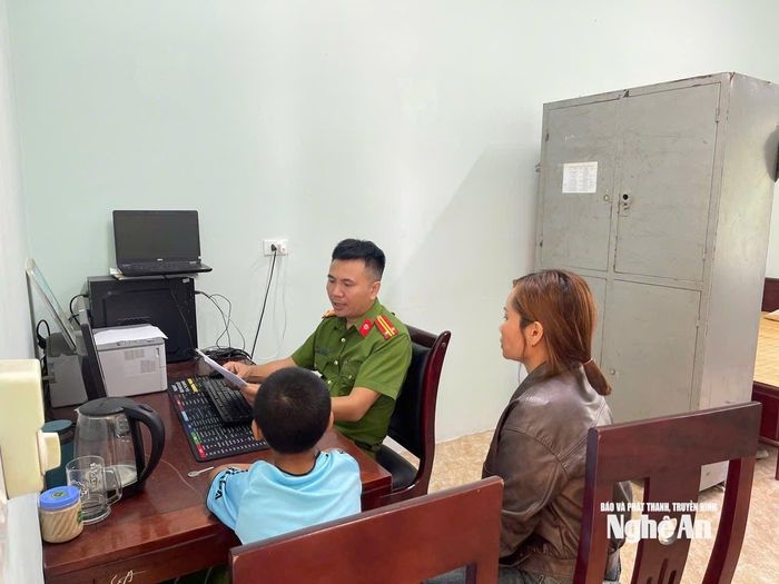 Công an xã Vân Du ghi nhận thông tin liên quan đến cháu N.H.T. Ảnh: PV