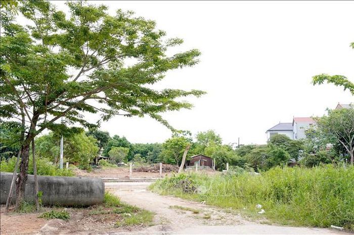 Tuyến đường nội khu và hệ thống thoát nước chưa hoàn thiện, tiềm ẩn nguy cơ mất an toàn cho người dân trong mùa mưa.