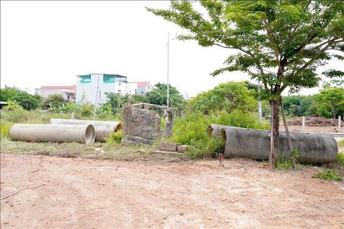 Vật liệu thi công dang dở để ngổn ngang tại khu dân cư.