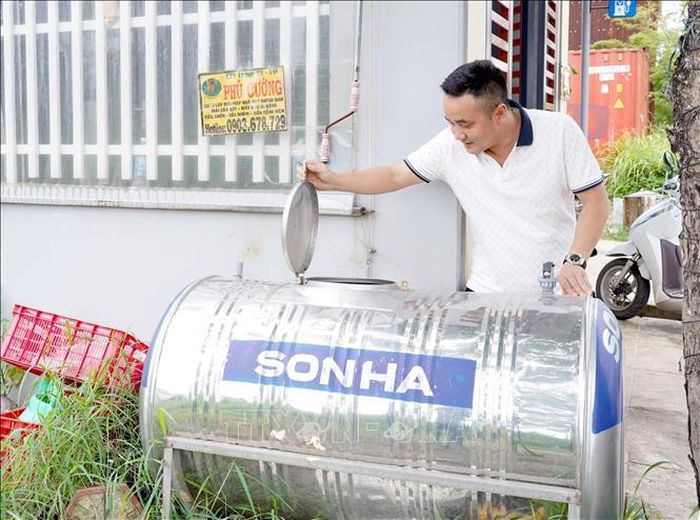 Gia đình anh Nguyễn Thanh Quân, Tổ dân phố 10, phường Đồng Thuận, chuyển đến xây dựng và sinh sống từ năm 2025 nhưng đến nay vẫn chưa được đấu nối điện, nước nên phải sử dụng điện, nước đấu nhờ từ nhà người quen.