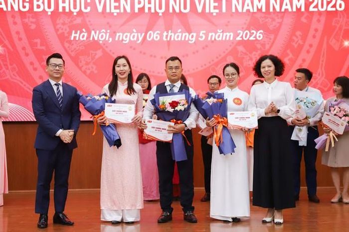 Sinh viên Hoàng Thị Hồng tại Hội thi Báo cáo viên, tuyên truyền viên giỏi Đảng bộ Học viện Phụ nữ Việt Nam năm 2026.