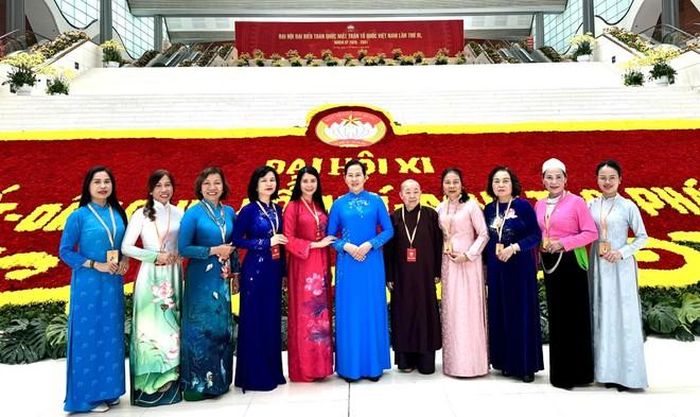 Nữ sinh viên Hoàng Thị Hồng (mặc áo dài sáng màu và trang phục dân tộc Tày) trong đoàn đại biểu Hội LHPN Việt Nam tham dự Đại hội đại biểu toàn quốc Mặt trận Tổ quốc Việt Nam lần thứ XI.