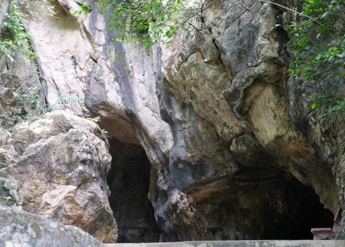 Ở đây quanh năm không khí mát mẻ. Vào mùa hè, địa điểm này thường thu hút rất đông người đến vãn cảnh.