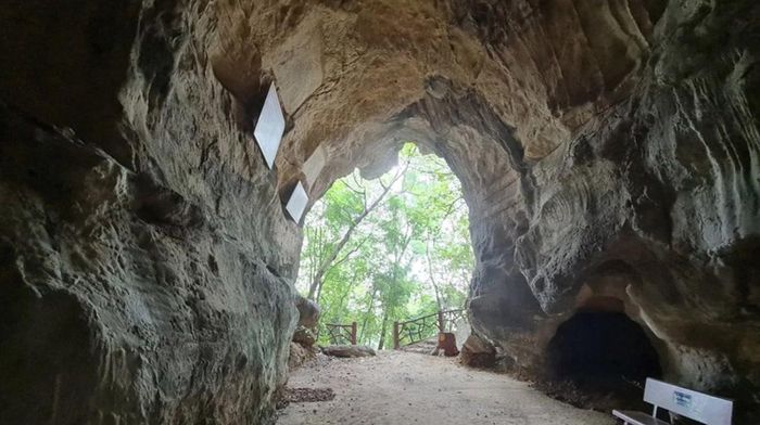Không chỉ là một thắng cảnh tự nhiên độc đáo, Động Long Quang còn mang trong mình dấu ấn lịch sử, văn hóa và thi ca.