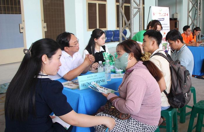 Doanh nghiệp tư vấn, giới thiệu việc làm, tuyển lao động tại Ngày hội việc làm Long Xuyên. Ảnh: HẠNH CHÂU