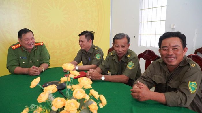 Nhiều thành viên Tổ bảo vệ an ninh, trật tự ở cơ sở tham gia bảo hiểm xã hội tự nguyện cho bản thân và gia đình.