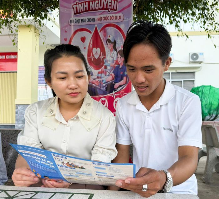 Người dân tìm hiểu về bảo hiểm xã hội tự nguyện.