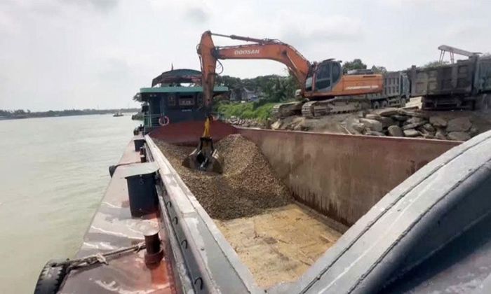  Khu vực bến thủy ven sông Cầu của hộ ông Đỗ Mạnh Điệp, tổ dân phố Phố Mới, phường Thuận Thành hoạt động trái phép. 