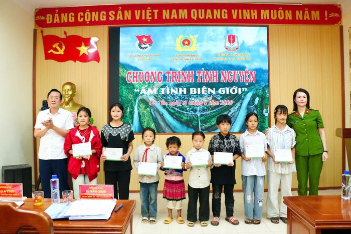 Đại diện Lớp Cao cấp lý luận chính trị hệ tập trung TT4, TT5 - Học viện Cảnh sát Nhân dân và lãnh đạo xã Pa Tần tặng quà cho học sinh Trường Mầm non Pa Tần và Trường Phổ thông Dân tộc bán trú Tiểu học Pa Tần.