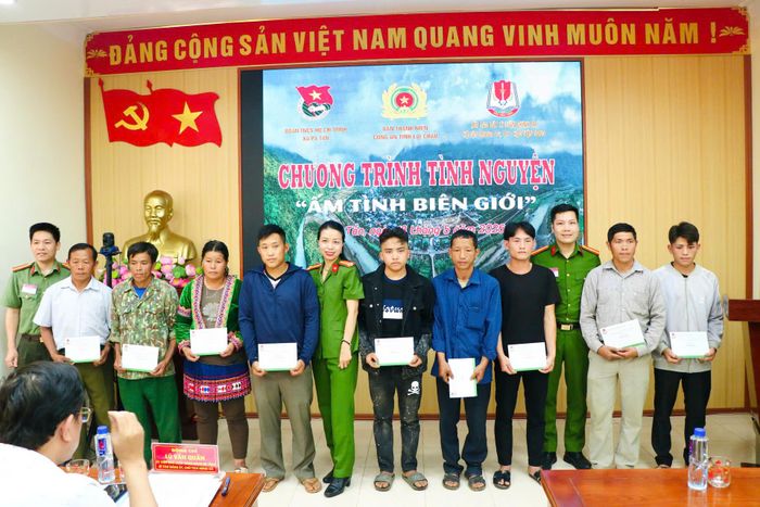 … tặng 18 suất quà cho gia đình có hoàn cảnh khó khăn ở bản Nậm Tiến 1 (xã Pa Tần).