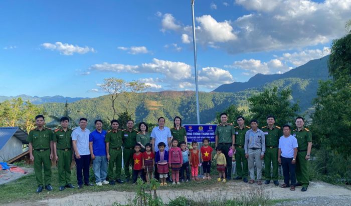 Đoàn công tác và đại diện lãnh đạo Đảng ủy xã Pa Tần tặng công trình thanh niên "Đường điện thắp sáng đường biên" cho nhân dân bản Nậm Tiến 1 (xã Pa Tần).