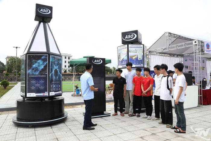Không gian triển lãm khoa học và công nghệ bên lề Hội nghị. 