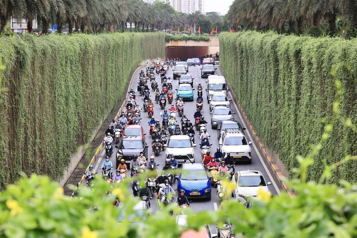 Phát triển hạ tầng là yêu cầu tất yếu của đô thị hiện đại, song việc thi công các dự án cũng cần bảo đảm hài hòa với môi trường sống của người dân. Ảnh: Tạ Hải.